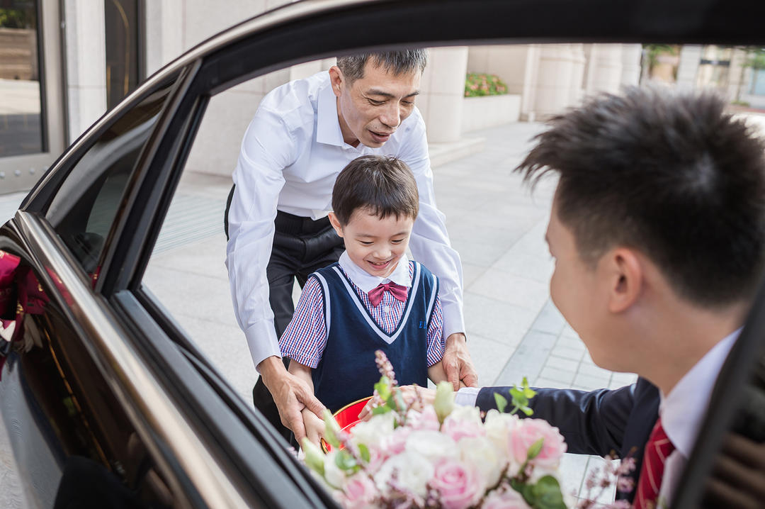 拍照,婚禮拍照,台灣文定習俗,文定儀式,結婚流程,文定流程,婚攝,婚禮紀錄,桃園婚禮紀錄,台北婚禮紀錄,新竹婚禮紀錄,闖關,討喜,Mr.Hello婚禮事務所,迎娶儀式,桃園婚攝,台北婚攝,新竹婚攝,台灣迎娶習俗,闖關遊戲,迎娶新娘,綁車綵,丟扇,潑水,撿扇子,跨火爐踩瓦片,掀頭紗,吃湯圓,入洞房,滾床